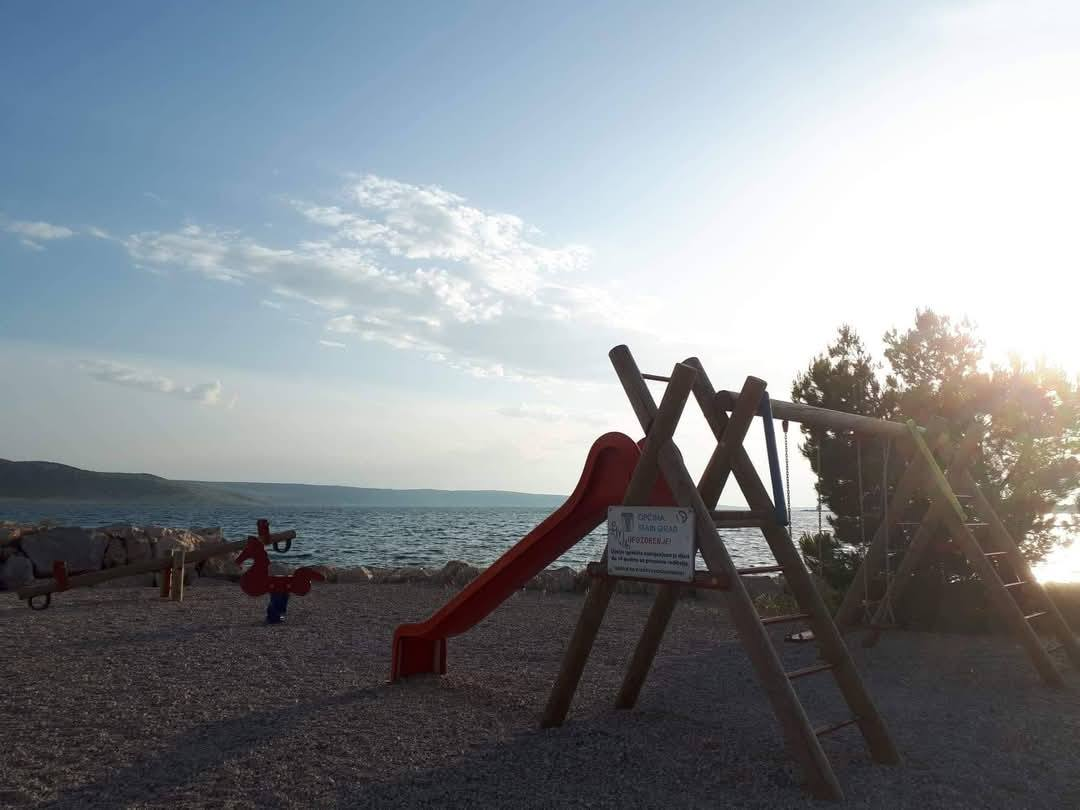 Plaža s dječjim igralištem