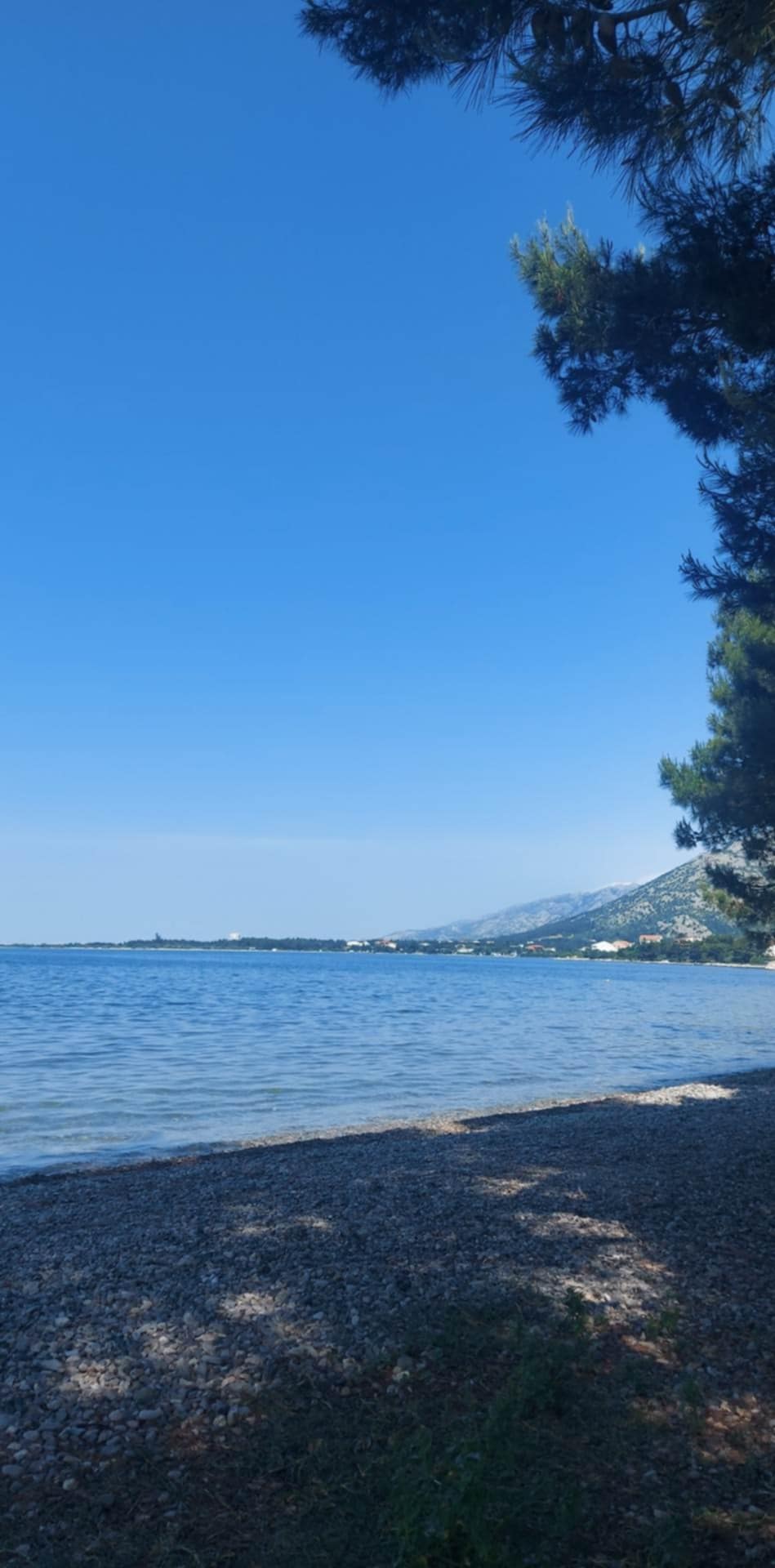 Kristalno čisto more s pogledom na Velebit